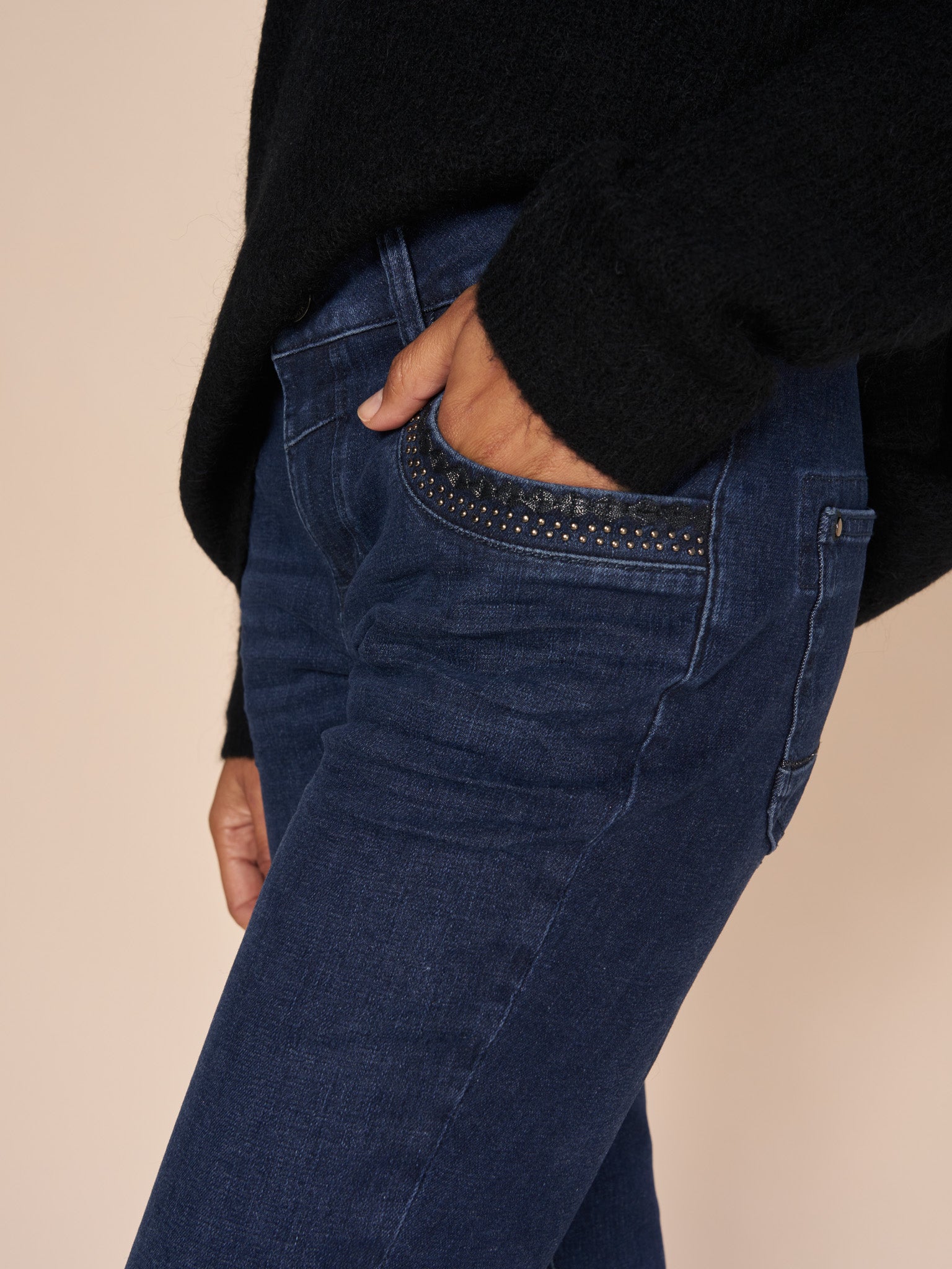 Modelshot / Dark Blue / Detail